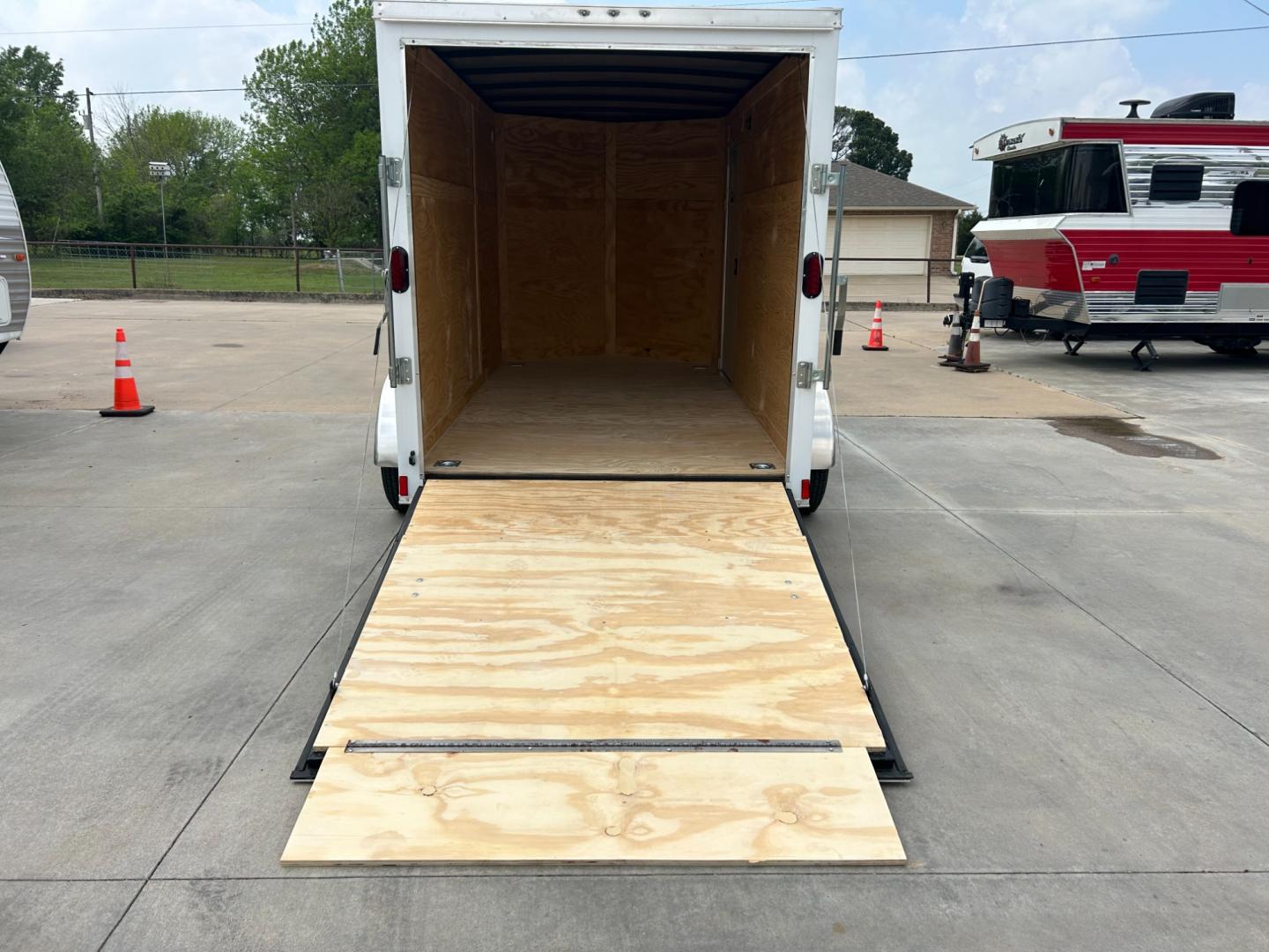 2023 White DIAMOND CARGO ENCLOSED TRAILER (53NBE1220P1) , located at 17760 Hwy 62, Morris, OK, 74445, 35.609104, -95.877060 - Photo#7